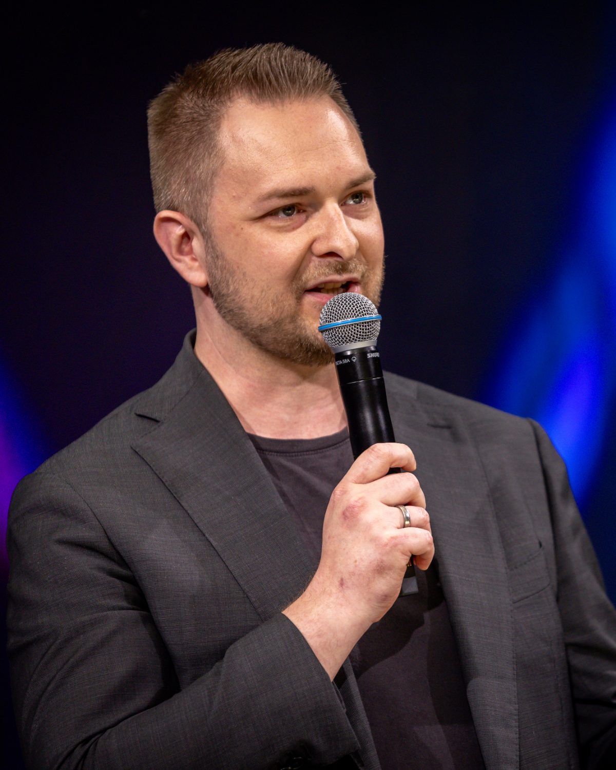 Michael Holtappels with a microphone on stage