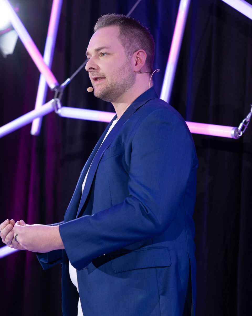Michael Holtappels as a keynote speaker on stage